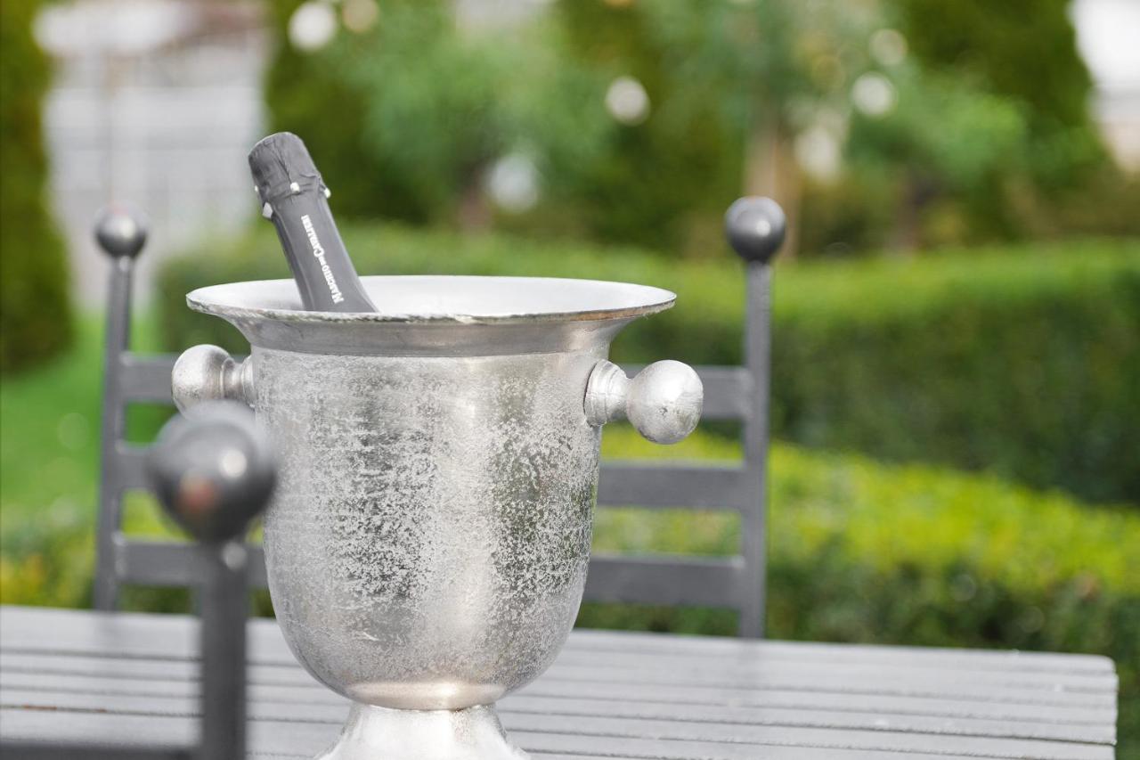 The Rivulet Bed and Breakfast Sandy Bay Eksteriør billede Champagne in a champagne bucket