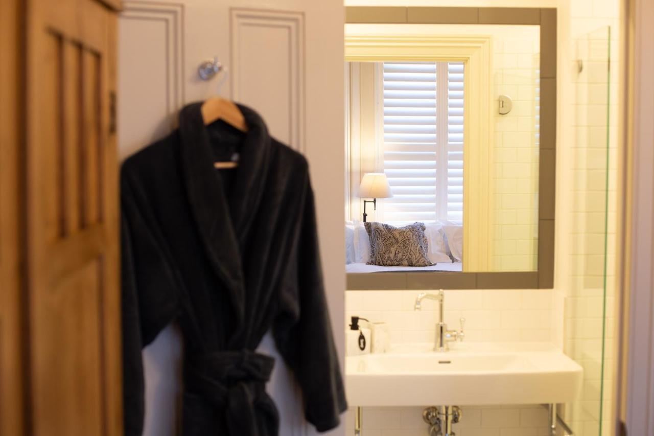 The Rivulet Bed and Breakfast Sandy Bay Eksteriør billede A bathrobe hanging on a bathroom door