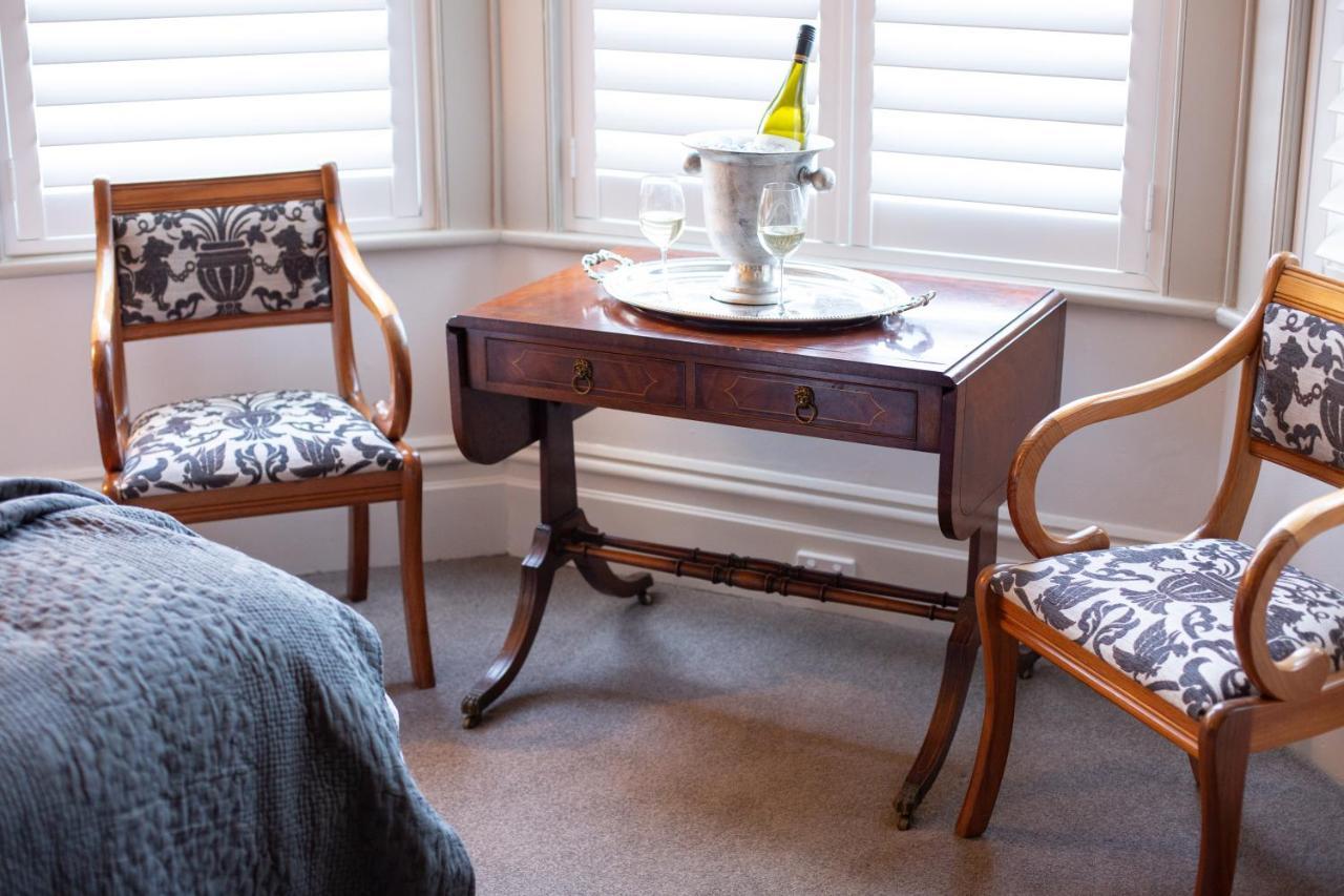 The Rivulet Bed and Breakfast Sandy Bay Eksteriør billede A small drop leaf table
