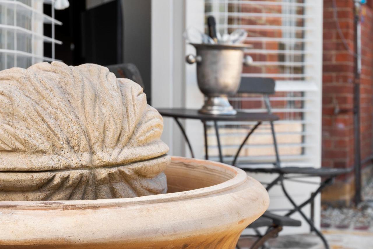 The Rivulet Bed and Breakfast Sandy Bay Eksteriør billede Fountain at the front door