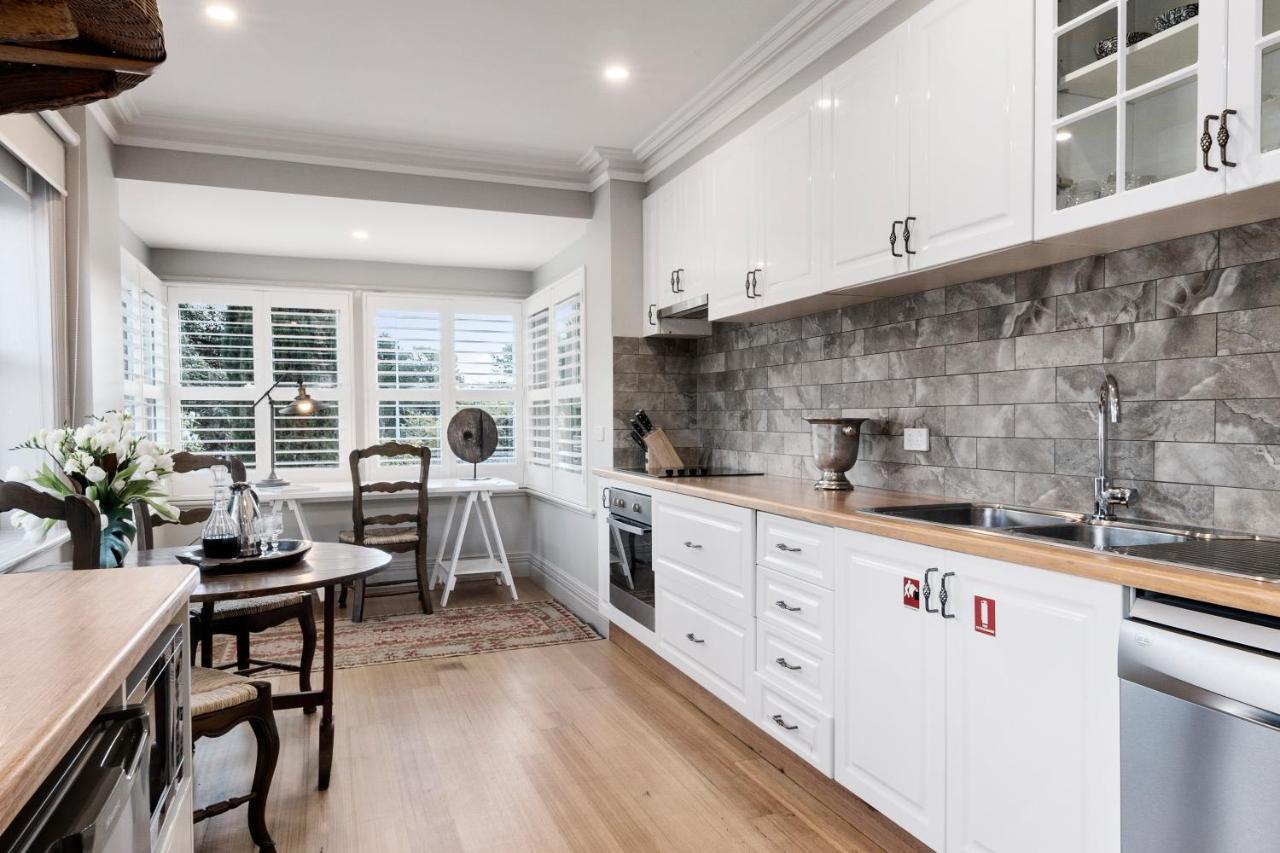 The Rivulet Bed and Breakfast Sandy Bay Eksteriør billede A modern Australian kitchen