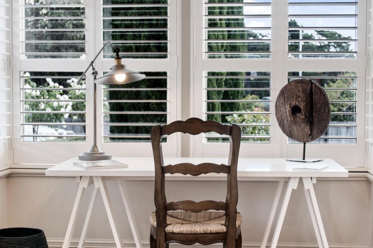 The Rivulet Bed and Breakfast Sandy Bay Eksteriør billede A table lamp