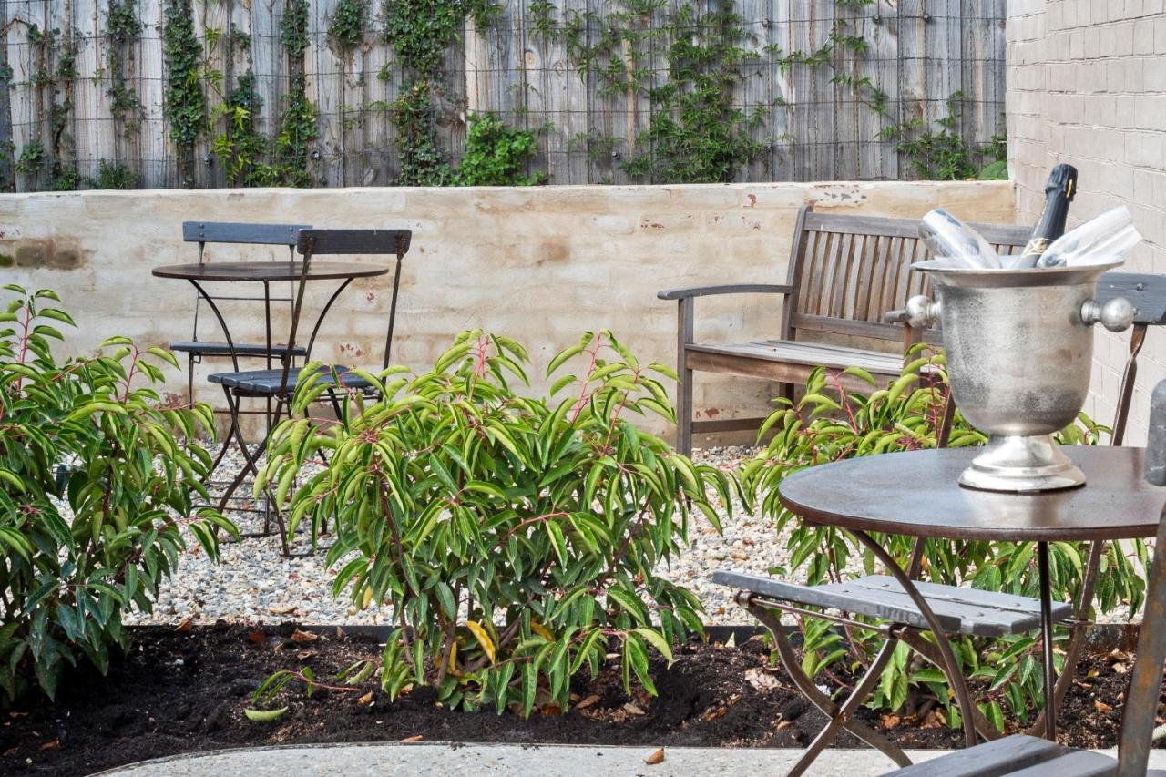 The Rivulet Bed and Breakfast Sandy Bay Eksteriør billede The garden at the hotel