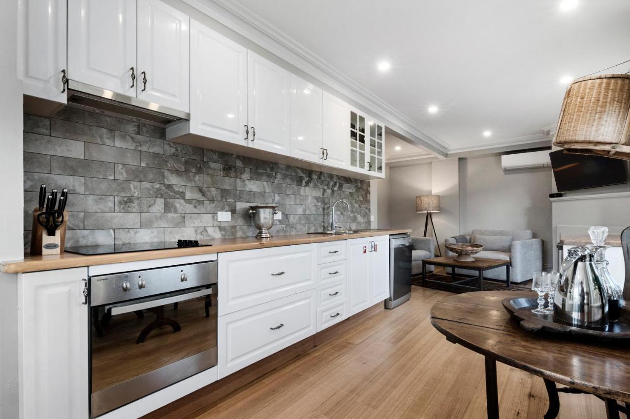 The Rivulet Bed and Breakfast Sandy Bay Eksteriør billede A modern Australian kitchen